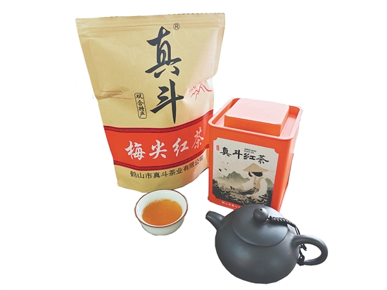 鶴山紅茶茶色紅潤，茶湯邊緣可見黃金圈，入口有甘甜蜜味。