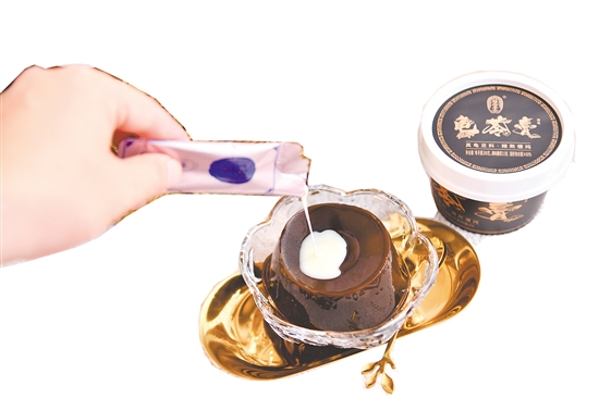 在龜苓膏中加入煉乳，既能保留龜苓膏的原有口感與回甘，又能通過煉乳的甜味與奶香減少龜苓膏的苦澀感。