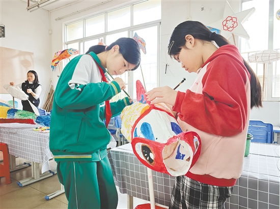 寶瑤小學(xué)鄉(xiāng)村學(xué)校少年宮開設(shè)魚燈制作等趣味藝術(shù)課程，讓學(xué)生們在寒假也能學(xué)習(xí)藝術(shù)知識。