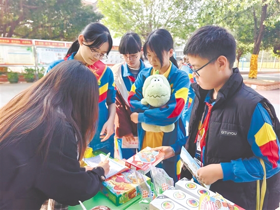 學(xué)生們用本學(xué)期積累的“榮譽(yù)積分”，兌換自己心儀的獎(jiǎng)品。