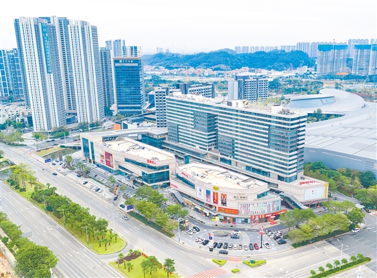 隨著區(qū)域商業(yè)配套等要素的完善，濱江新區(qū)日漸生長出城市的“繁華肌理”，帶動周邊發(fā)展。圖為于2025年下半年正式開業(yè)的大型商業(yè)街區(qū)濱江·僑都匯。劉淑君