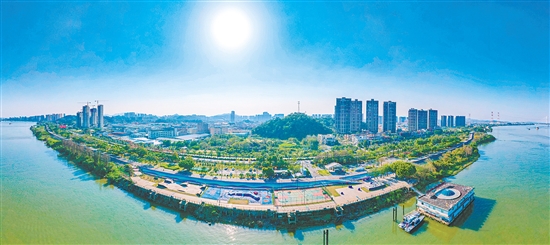 西江碧道蓬江段全長22.1公里，是江門市建設(shè)“宜居宜業(yè)宜游的現(xiàn)代活力新城”的亮眼一筆，如一條靈動的絲帶，蜿蜒于城市之間，將自然之美與人文活力完美融合，成為市民游客休閑娛樂的理想之選，以及“活水生金”的典范。劉淑君