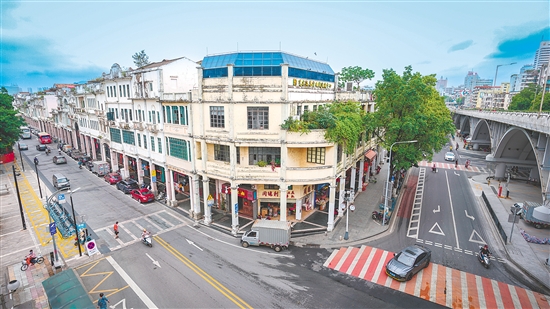 長堤歷史文化街區(qū)是江門的“城市原點”，近年來持續(xù)開展保育和活化工作，塑造出融匯中西韻味、凝聚歷史氣息的“天然攝影棚”。隨著《狂飆》等前來取景的影視作品“出圈”，這里也成了市民游客游歷僑鄉(xiāng)的熱門打卡地。劉淑君