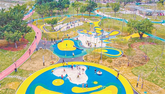 蓬江區(qū)積極推進公園城市建設(shè)，構(gòu)建起較為完善的公園體系，做到“出門見景”，推動實現(xiàn)“300米見綠，500米見園”。圖為集生態(tài)、休閑、健身、游樂于一體的篁莊公園。劉淑君