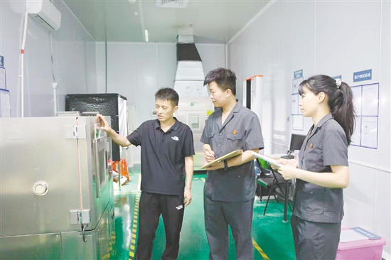 執(zhí)行干警與企業(yè)負(fù)責(zé)人溝通，了解企業(yè)法律服務(wù)需求。