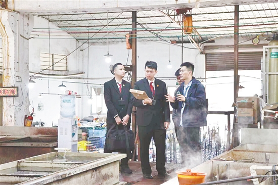 執(zhí)行干警深入企業(yè)了解生產(chǎn)經(jīng)營情況。