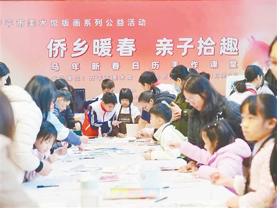 來自多所學(xué)校的藝術(shù)教師組成指導(dǎo)團隊，帶領(lǐng)家長與孩子體驗版畫創(chuàng)作，感受傳統(tǒng)藝術(shù)魅力。