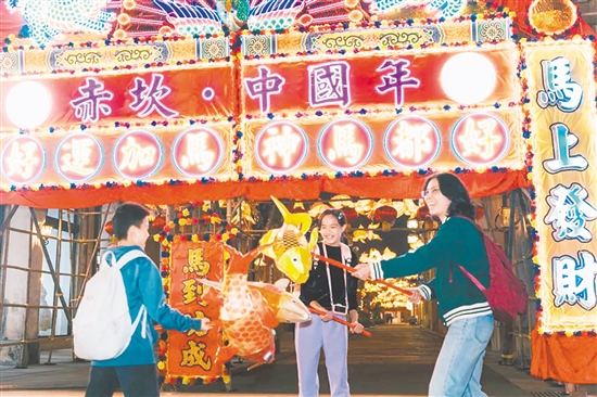 赤坎華僑古鎮(zhèn)特邀香港團(tuán)隊(duì)打造的三大紅色非遺花牌驚艷亮相。