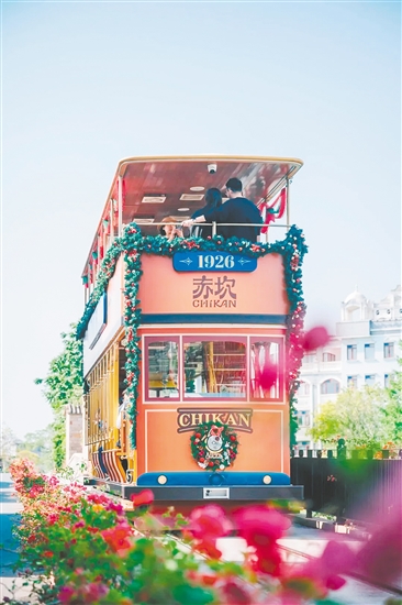 赤坎華僑古鎮(zhèn)為游客提供無(wú)限次乘坐鐺鐺車服務(wù)。