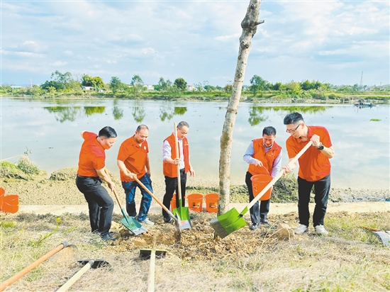 干部群眾揮鍬培土、扶苗澆水。