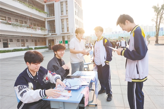 培英高中優(yōu)秀畢業(yè)生以“過(guò)來(lái)人”的身份，與學(xué)弟學(xué)妹們深入交流。