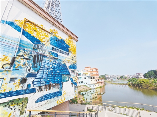 古勞鎮(zhèn)對主街周邊62間房屋外立面實(shí)施統(tǒng)一改造，同時(shí)以水鄉(xiāng)元素為主題繪制墻繪，匠心打造“美麗主街”。