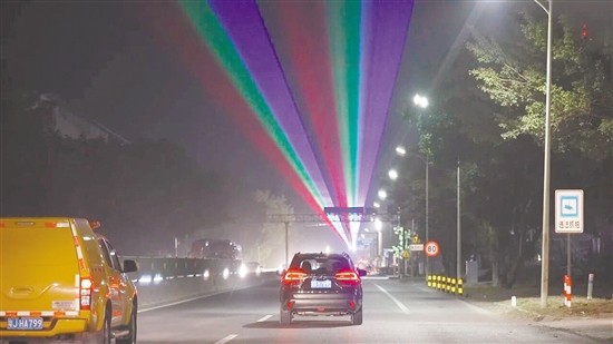 鶴山公安在G325國(guó)道時(shí)代傾城至址山永昌路段的8個(gè)關(guān)鍵點(diǎn)位共安裝了28盞防疲勞激光燈，有降低因疲勞駕駛引發(fā)的道路交通事故安全風(fēng)險(xiǎn)。