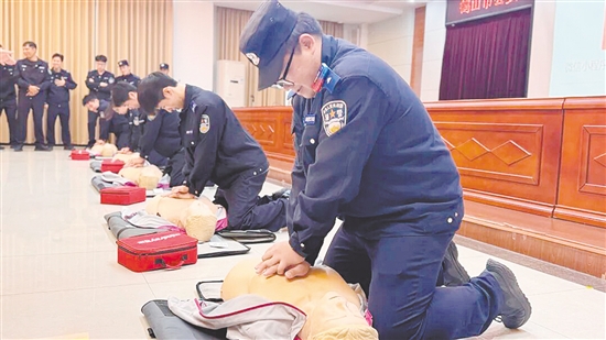參訓輔警實操交通事故創(chuàng)傷包扎、多人協(xié)作實施CPR與AED救援等實戰(zhàn)技能。