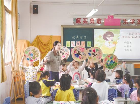 沙坪街道第七小學(xué)以鶴山紅茶與自然落葉為載體，創(chuàng)新融合美育、勞動實踐與科學(xué)探究。