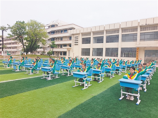 課桌舞將音樂節(jié)奏、肢體律動、情感表達(dá)與德育主題有機(jī)融合。