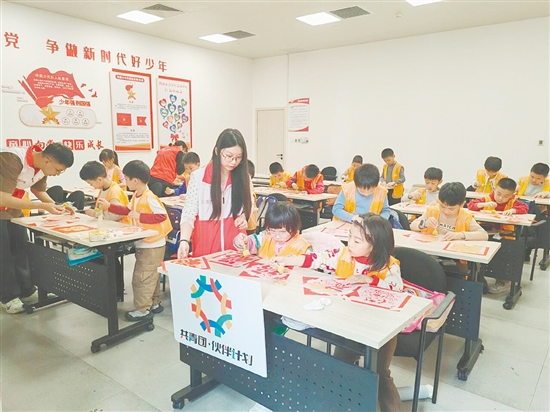 寒假愛心托管班為孩子們搭建起集學(xué)習(xí)、實踐與成長于一體的綜合性假期平臺。