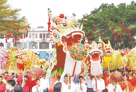 龍獅巡游活動(dòng)讓江門年味更濃。周華東