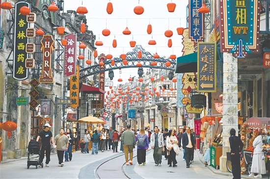 春節(jié)假期，赤坎華僑古鎮(zhèn)累計(jì)接待游客約30萬人次。敖轉(zhuǎn)優(yōu)