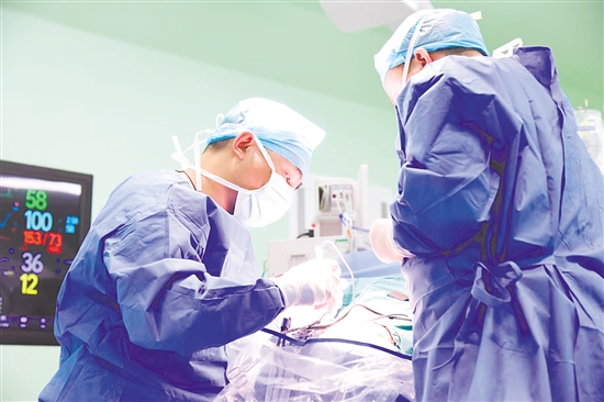 頸7神經根移位術被譽為“神經嫁接術”的尖端技術。圖為神經外科團隊正在為患者進行手術。