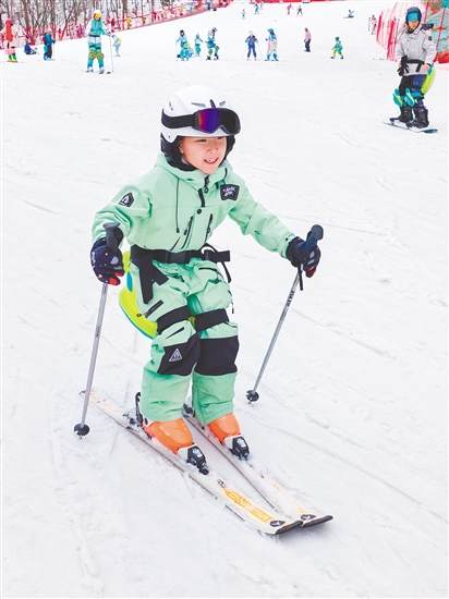 阮先生的孩子在旅途中享受到了滑雪的樂趣。