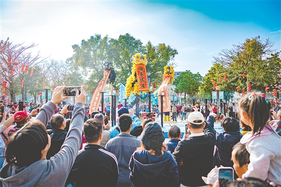 在下沙公園，高樁獅表演熱鬧非凡，吸引群眾駐足觀賞。陳宇峰