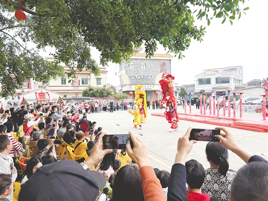 游客在崖門鎮(zhèn)京梅村感受傳統(tǒng)文化的獨(dú)特魅力。