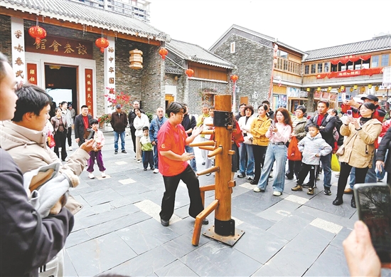 春節(jié)假期，江門古勞水鄉(xiāng)旅游區(qū)的詠春拳表演吸引眾多游客觀看。