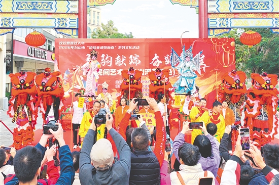 飄色巡游成為臺山營造濃厚年味的重頭戲。