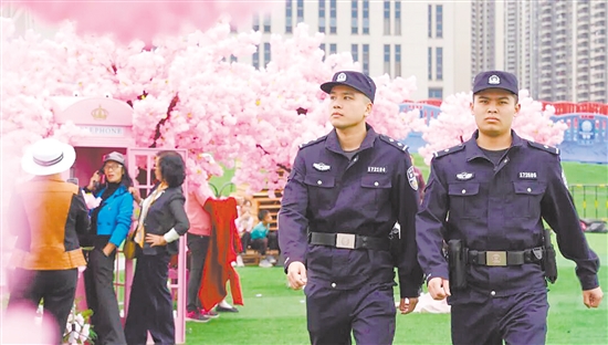 節(jié)日期間，臺(tái)山公安提高街面見警率、管事率和震懾力。