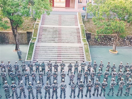 江門市明德學校通過隊列訓練和日常規(guī)范，培養(yǎng)學生的紀律意識。