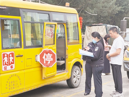 工作人員對(duì)校車進(jìn)行全面細(xì)致“體檢”，逐一排查硬件設(shè)施安全隱患。