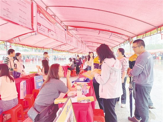 招聘會(huì)上，求職者向企業(yè)招聘人員咨詢薪資待遇。