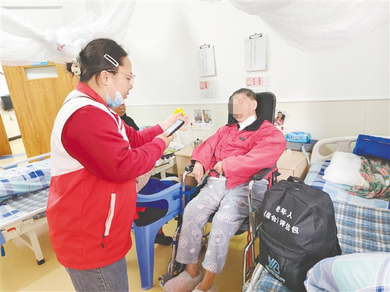 評估人員上門為老人評估身體狀況。