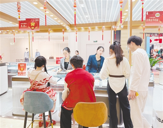 顧客在金店挑選心儀的金飾品。