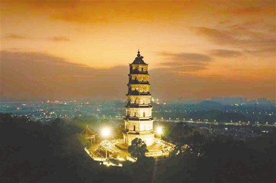 凌云塔位于茶坑村鳳山山頂，曾兩次入選“新會(huì)八景”。