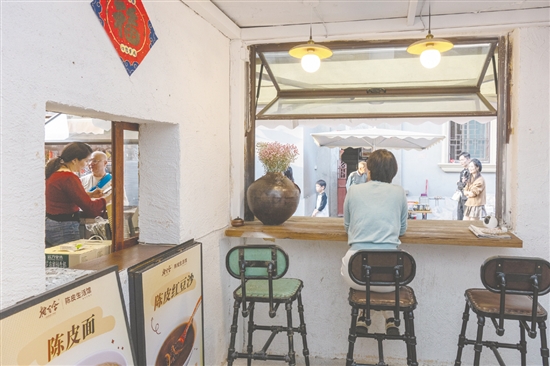 陳皮商業(yè)街集聚了300余家陳皮及相關(guān)產(chǎn)品店鋪。