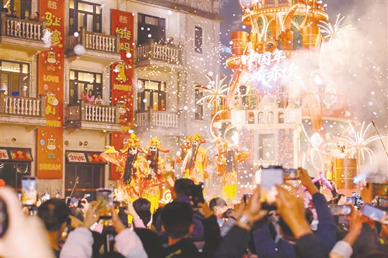 赤坎華僑古鎮(zhèn)登上廣東衛(wèi)視灣區(qū)春晚，在大灣區(qū)掀起“赤坎熱”，成為新春文旅頂流“打卡地”。