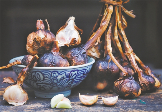 經(jīng)過熏制的火蒜，外皮逐漸變?yōu)樯畛恋淖睾谏?，?nèi)里的蒜肉依然潔白瓷實(shí)，口感更加醇厚，辛辣香濃，風(fēng)味獨(dú)特且更耐儲藏。