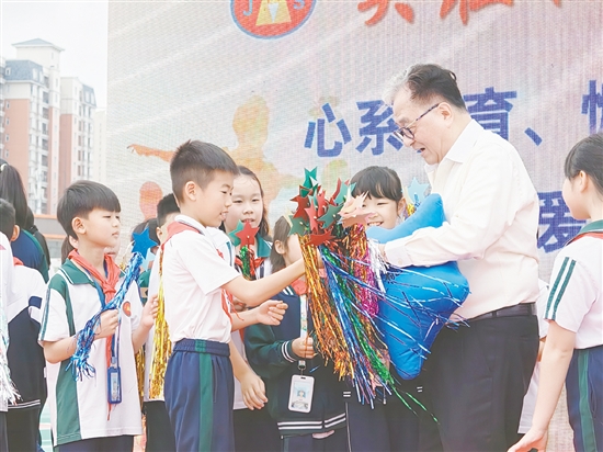 長沙街道梁金山小學(xué)學(xué)生向捐資助學(xué)的愛心人士送上禮物和祝福。