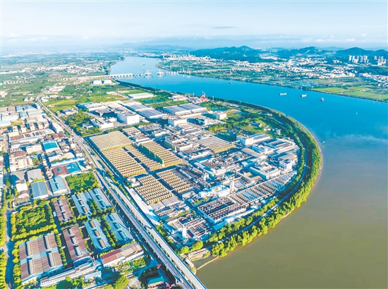 圭峰會(huì)城是新會(huì)經(jīng)濟(jì)發(fā)展主戰(zhàn)場(chǎng)。圖為七堡健康食品產(chǎn)業(yè)島。