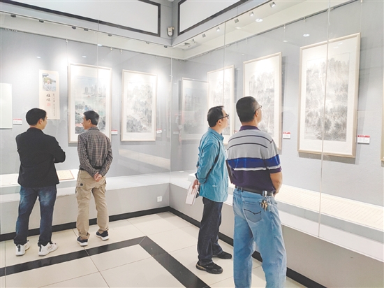 本次展覽吸引了不少書畫愛好者。