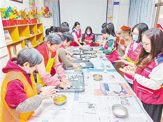 元宵節(jié)前，圭峰會城北門社區(qū)黨群服務(wù)街熱鬧非凡，居民、社區(qū)工作者圍坐一起包湯圓。