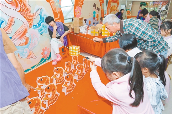 市民參與“福運釣錦鯉”活動。黃勝