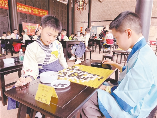 參賽選手同臺(tái)切磋、以棋會(huì)友，對(duì)弈時(shí)全神貫注。