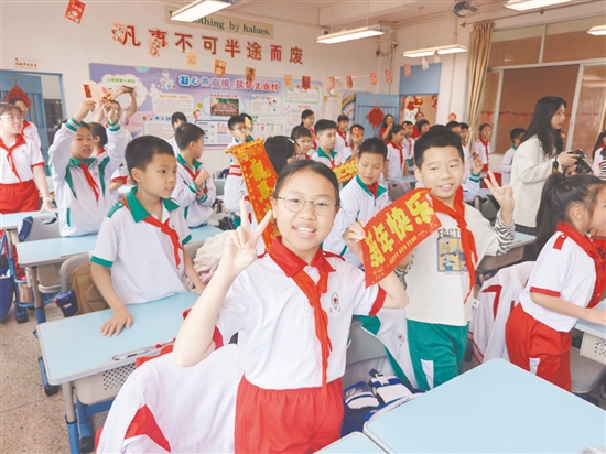 開學(xué)典禮后，新會(huì)圭峰小學(xué)各班分別舉行主題班會(huì)，同學(xué)們快樂迎接新學(xué)期。