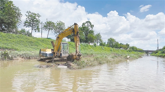 疏通水塘河道，保障春耕生產(chǎn)。