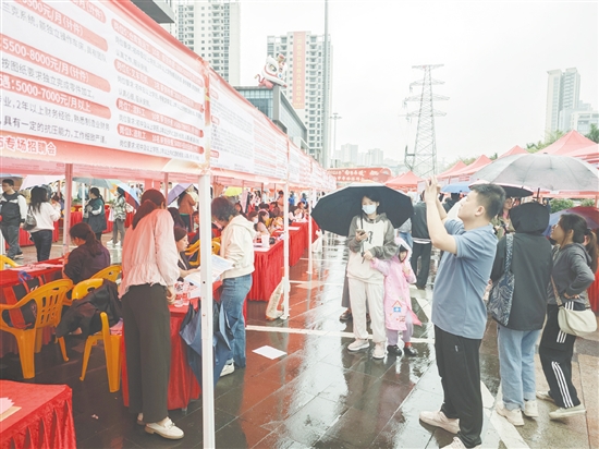 鶴山市人力資源和社會保障局組織192家本土企業(yè)在新華城舉辦專場招聘會。