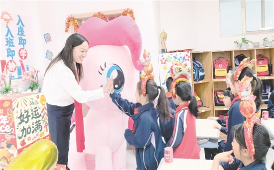 “小馬寶莉”人偶與學生們親密互動，祝愿大家在新的學期“馬力全開”。