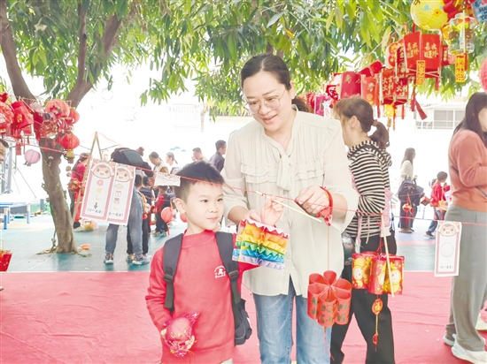 孩子和父母一起懸掛自制的燈籠，在歡聲笑語中感受傳統(tǒng)民俗的魅力。